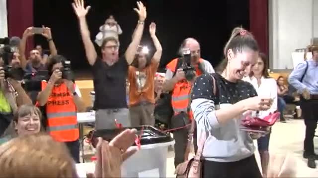 Comienza el recuento de las papeletas del referéndum de Cataluña