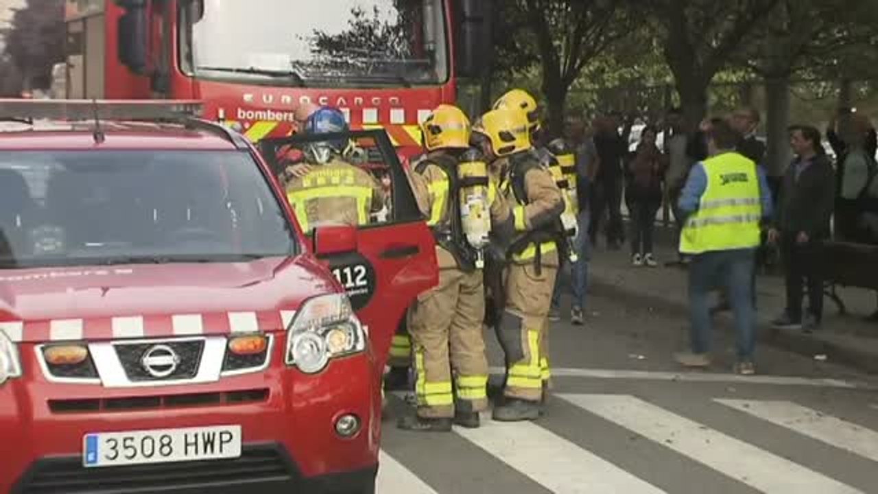 Los bomberos ayudan a evitar el cierre de un colegio en Lleida
