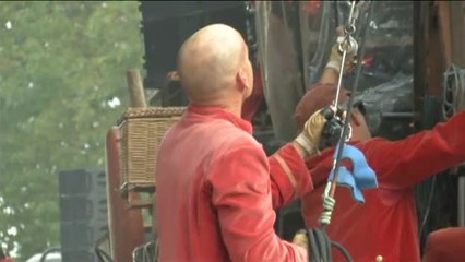 Dos marionetas gigantes recorren las calles de Ginebra