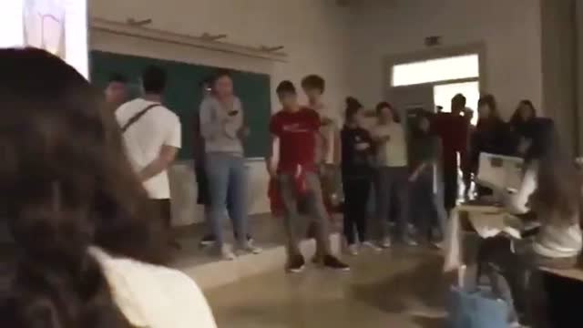 Alumnos contrarios a la huelga se enfrentan en un aula a compañeros pro referéndum