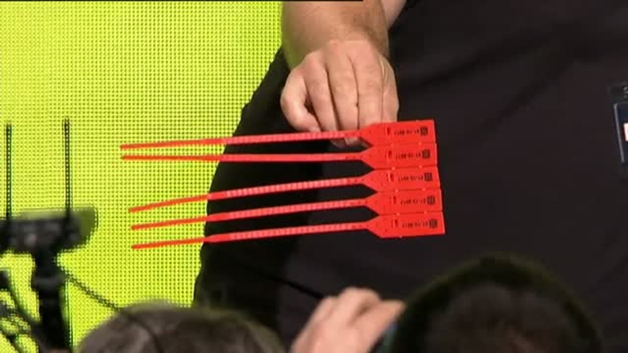El Govern enseña las urnas del referéndum: de plástico y con el escudo de la Generalitat