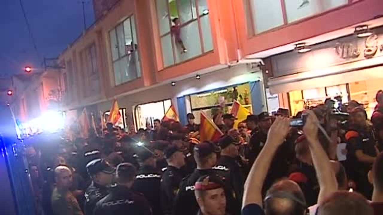 Los vecinos de Sant Boi muestran su apoyo a los Policías y Guardias Civiles