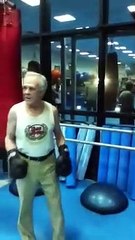 Un ancien champion de boxe de 76 ans sentraine sur un sac de frappe