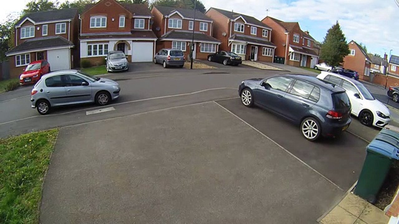 Un voisin utilise sa voiture pour bloquer des voleurs de voiture (Angleterre)