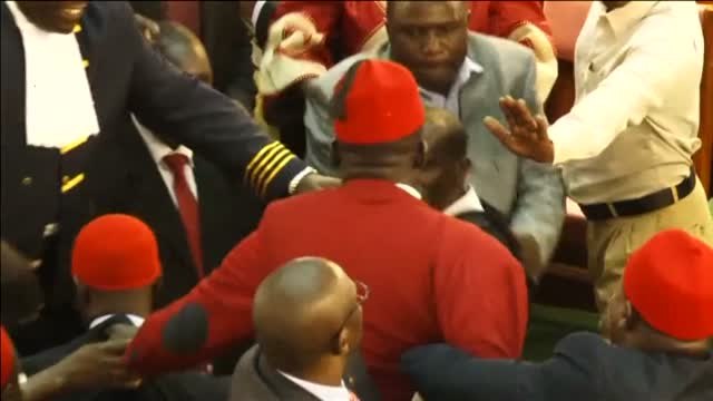 Enfrentamientos violentos en el Parlamento de Uganda