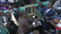 Diputados de Uganda se enzarzan a puñetazos en el pleno del Parlamento