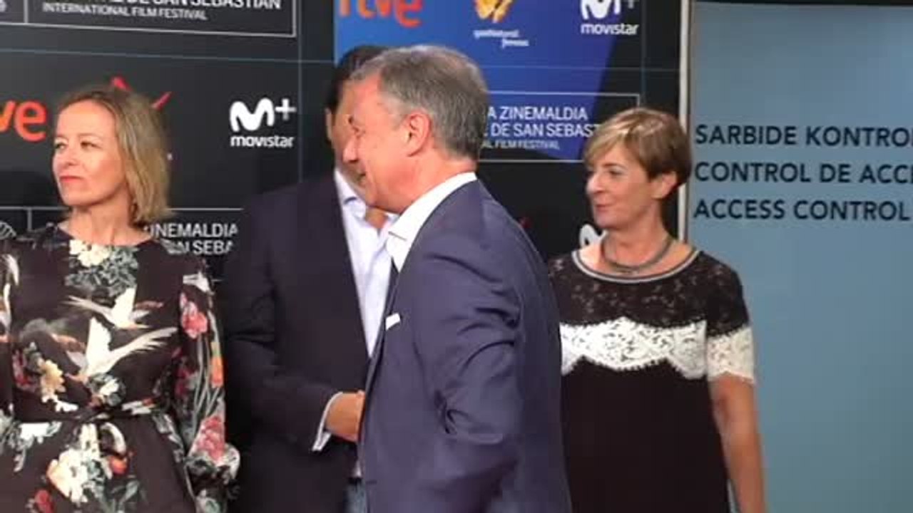 Urkullu acude a la proyección de 'Handia' en el Festival de Cine de San Sebastián