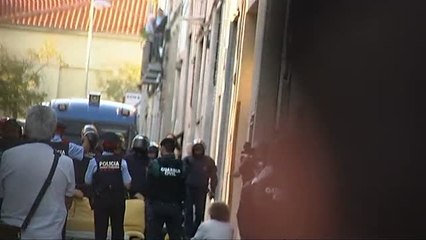 Los Mossos intervienen para facilitar la entrada de la comitiva judicial a la empresa de Terrassa