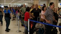 Miles de personas permanecen bloqueadas en el aeropuerto de Puerto Rico