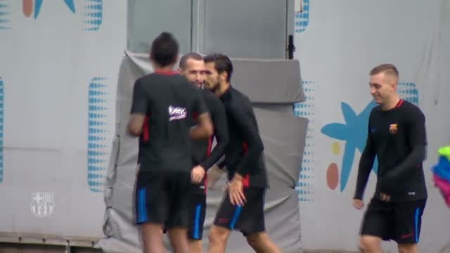 El Barça entrena antes de viajar a Portugal
