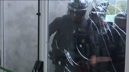 La Guardia Civil irrumpe en el colegio electoral de Puigdemont