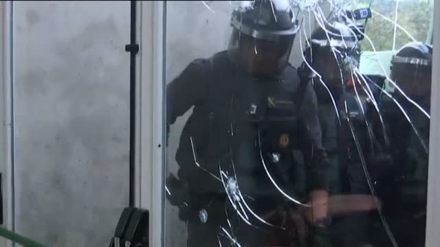 La Guardia Civil irrumpe en el colegio electoral de Puigdemont