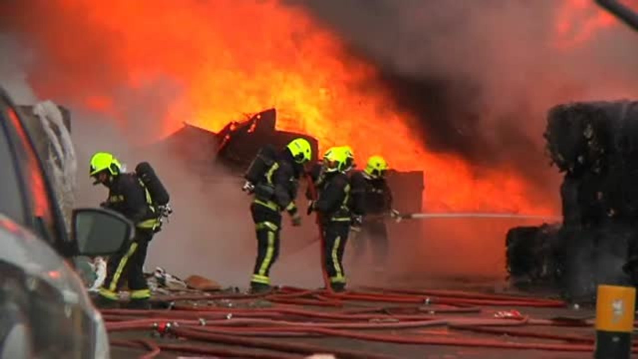 Bomberos de Alicante trabajan en la extinción de un incendio en una planta de reciclaje