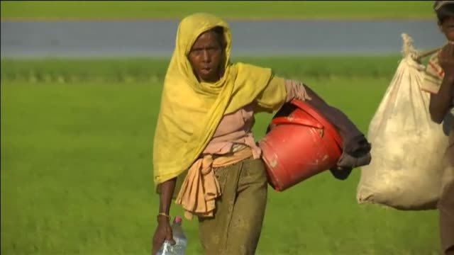 Miles de rohingya huyen de Birmania hacia Bangladesh, perseguidos por las autoridades locales