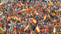 Manifestantes por la unidad de España desbordan la Plaza Sant Jaume de Barcelona