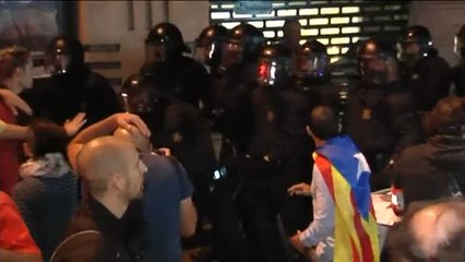 下载视频: El Gobierno envía policías y guardias civiles a Cataluña para apoyar a los Mossos