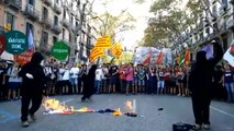 Dos encapuchados queman las banderas de España, Francia y la UE en la marcha de Arrán por la Diada