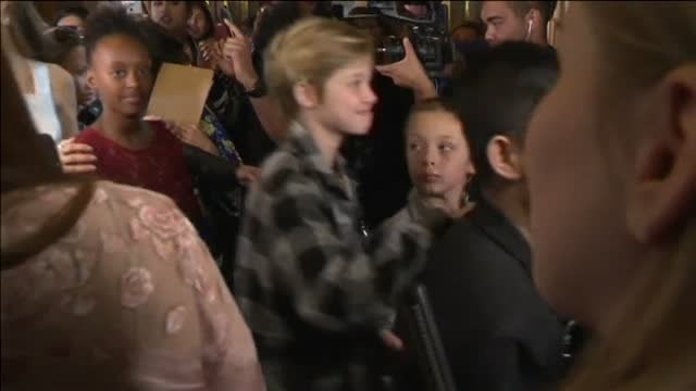 Angelina Jolie desfila radiante en Toronto acompañada de sus hijos