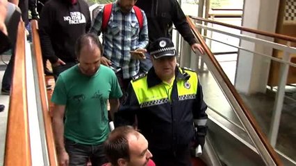 La policía desaloja en Vitoria un acto de Anna Gabriel prohibido por un juez