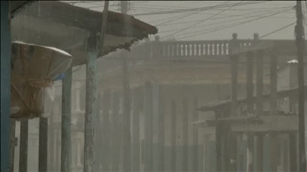 Fuertes rachas de viento causadas por el huracán Irma azotan las costas de Cuba