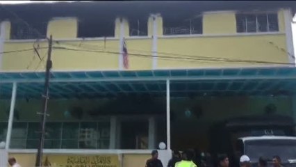 Al menos 23 estudiantes y 2 vigilantes muertos por un incendio en una escuela de Malasia