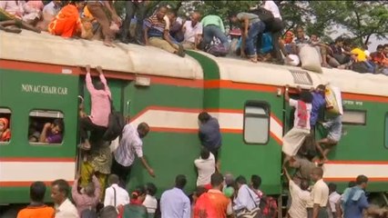 Cientos de personas viajan en el techo de un tren