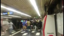 Encontronazo violento entre policías y manteros en el metro de Barcelona