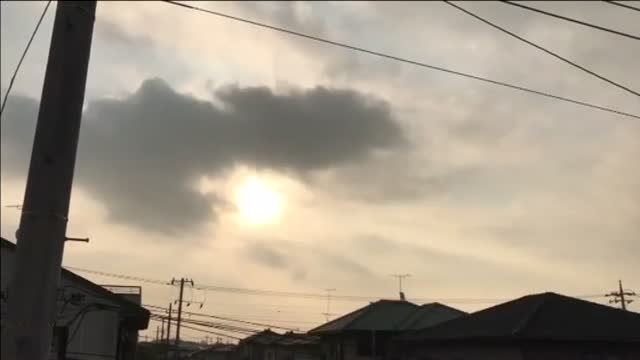 Kim Jong Un se muestra sonriente durante el lanzamiento del misíl que sobrevoló Japón