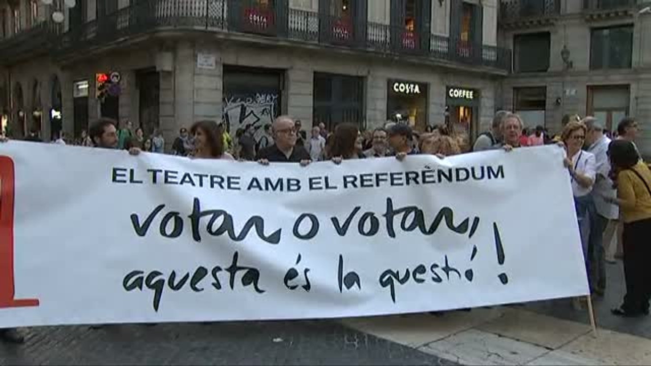 Decenas de independentistas piden a Colau que ceda locales para el 1-O