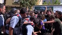 Tensión entre fuerzas de seguridad y manifestantes en un registro por el referéndum