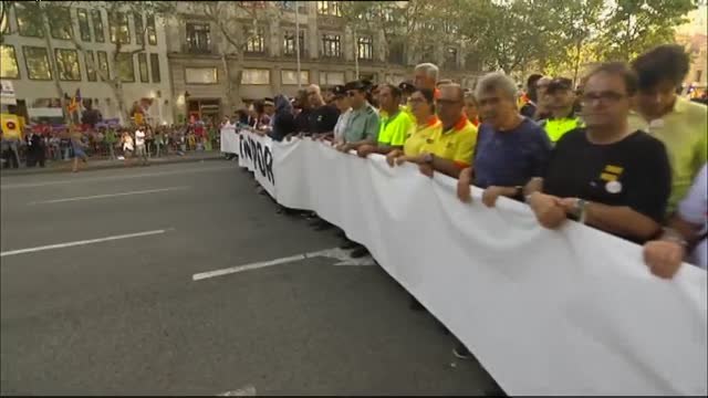 Los héroes anónimos de los atentados, al frente de la manifestación de Barcelona