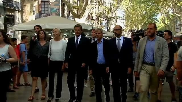 Rafael Catalá deposita flores en Las Ramblas en memoria de las víctimas
