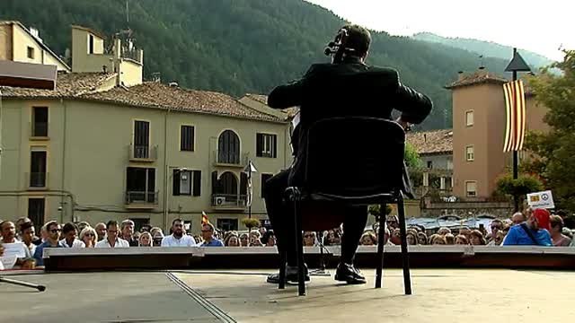 Cientos de personas se manifiestan contra el terrorismo en Ripoll