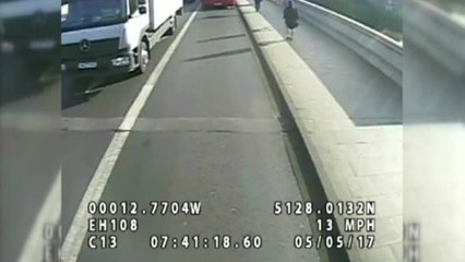 El corredor que empujó a una mujer al carril bus