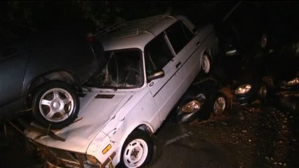 Una avalancha de lodo arrastra decenas de vehículos en Crimea