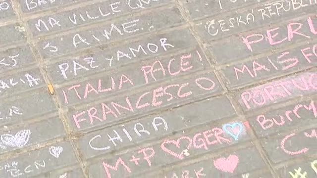 Tizas y pósits para homenajear a las víctimas del atentado