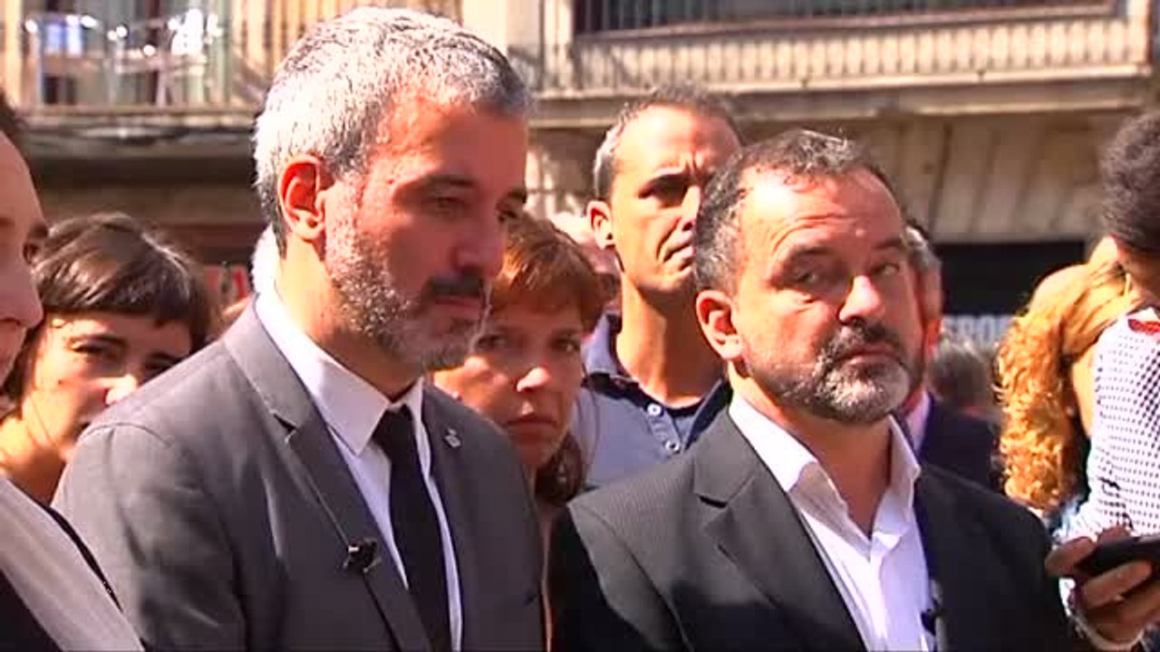 Colau, emocionada al llevar flores al altar por las víctimas en La Rambla