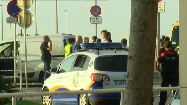 Los Mossos retiran el coche con el que los terroristas huyeron en Cambrills