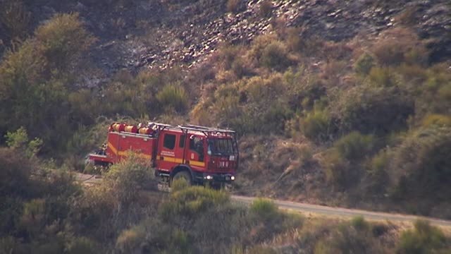 Desalojados medio centenar de vecinos por el incendio de Encinedo, en León