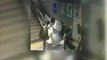 El suelo se 'traga' a una mujer china cuando se dirige a las escaleras mecánicas del metro