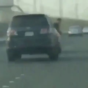 Cet idiot tente de sortir de sa voiture en route pour cogner un autre conducteur et c'est le drame