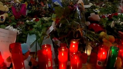 Retiran cuidadosamente los altares espontáneos por el atentado de Barcelona