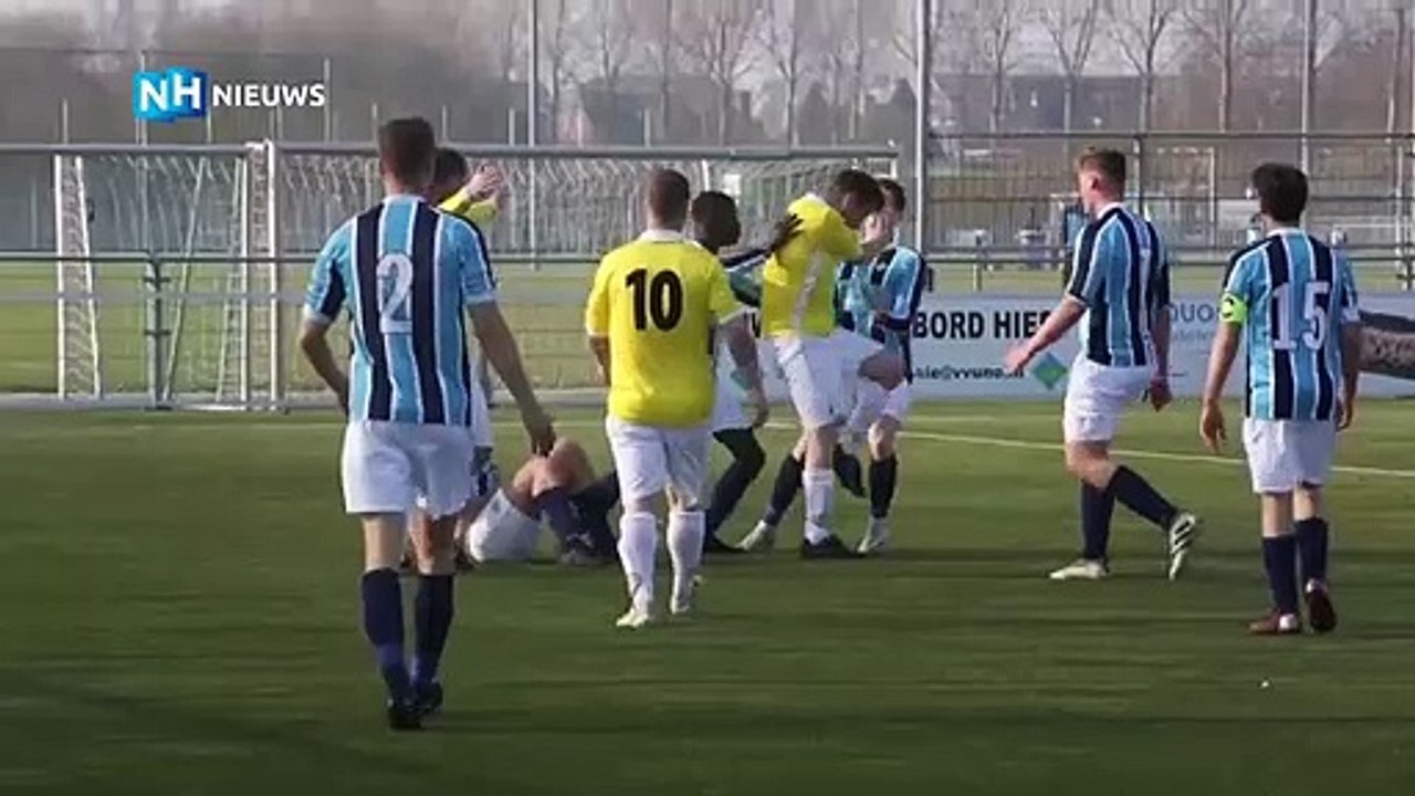Quand l'arbitre de touche entre sur le terrain pour mettre le gardien de but KO en plein match !