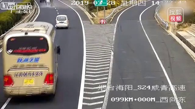 Un conducteur s'arrête sur une autoroute pour faire demi tour... Risqué