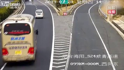 Un conducteur s'arrête sur une autoroute pour faire demi tour... Risqué