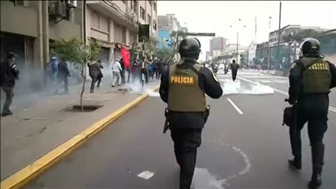 Los profesores se enfrentan a la policía en Perú después de 3 meses en huelga