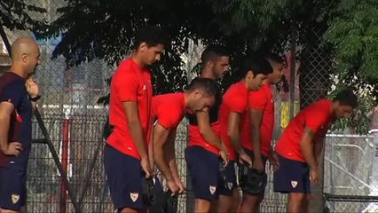 Download Video: El Sevilla entrena con las ausencias de N'Zonzi y Nico Pareja