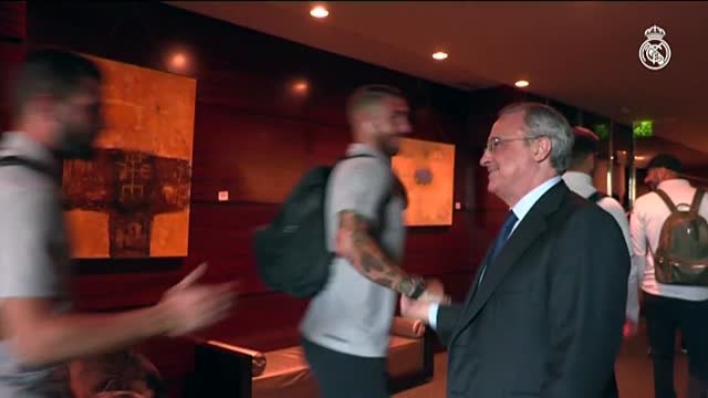 Florentino felicita a sus jugadores tras su victoria ante el Barça