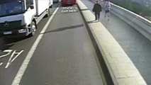 La Policía británica busca a un hombre que empujó a una mujer a un autobús