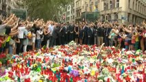 Los Reyes realizan una ofrenda floral en Las Ramblas